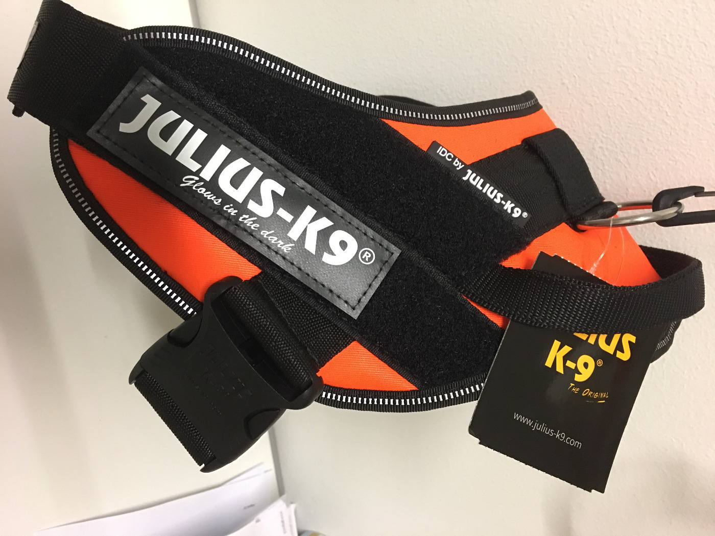 JULIUS-K9 ®IDC®-Powervaljas turvalukolla ja tupla tarrapaikoilla UV oranssi ja tekstitarrat haluamal